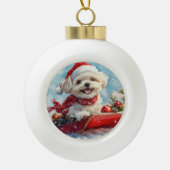 雪のクリスマスを許すそりにモルティTzu犬 セラミックボールオーナメント (正面)