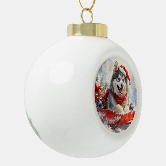 雪のクリスマスを許すそりのアラスカンマレー セラミックボールオーナメント (左)