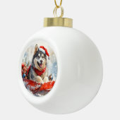 雪のクリスマスを許すそりのアラスカンマレー セラミックボールオーナメント (右)