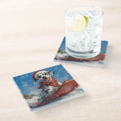 雪のクリスマスを許すそりのダルマチア犬 ガラスコースター (アングル)