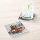 雪のクリスマスを許すそりのバスセットハウンド犬 ガラスコースター (アングル)