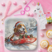 雪のクリスマスを許すそりのバスセットハウンド犬 ペーパープレート (パーティー)