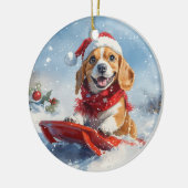 雪のクリスマスを許すそりのビーグル犬 セラミックオーナメント (左)