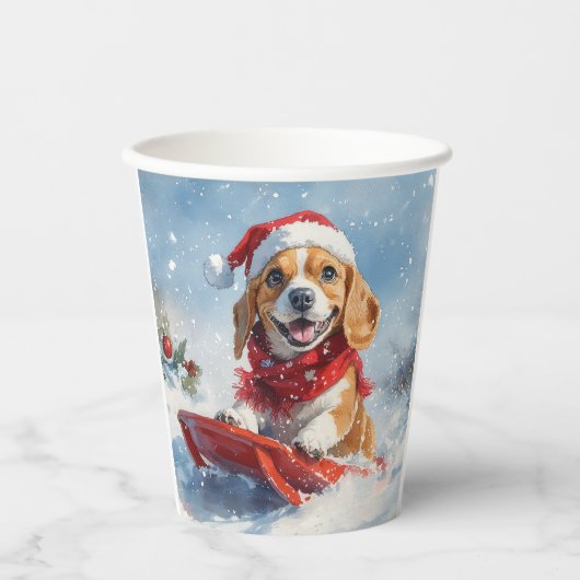雪のクリスマスを許すそりのビーグル犬 紙コップ (正面)