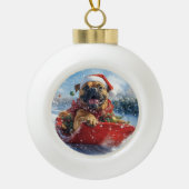 雪のクリスマスを許すそりのブルマスティフ犬 セラミックボールオーナメント (正面)