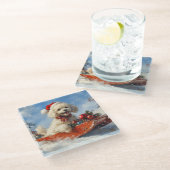 雪のクリスマスを許すそりのプードル犬 ガラスコースター (アングル)