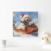 雪のクリスマスを許すそりのプードル犬 スクエア壁時計 (ホーム)