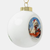 雪のクリスマスを許すそりのプードル犬 セラミックボールオーナメント (左)