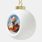 雪のクリスマスを許すそりのプードル犬 セラミックボールオーナメント (右)