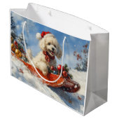 雪のクリスマスを許すそりのプードル犬 ラージペーパーバッグ (裏面アングル)