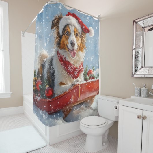 雪のクリスマスを許すそりのラフなコリー犬 シャワーカーテン (インサイチュ)