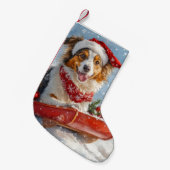 雪のクリスマスを許すそりのラフなコリー犬 スモールクリスマスストッキング (正面 (吊り時))