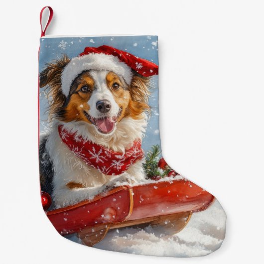 雪のクリスマスを許すそりのラフなコリー犬 スモールクリスマスストッキング (正面)