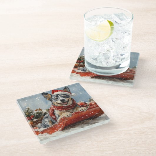 雪のクリスマスを許すそりの青いヒーラー犬 ガラスコースター (アングル)