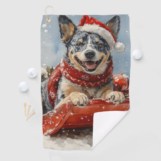 雪のクリスマスを許すそりの青いヒーラー犬 ゴルフタオル (インサイチュ)