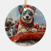 雪のクリスマスを許すそりの青いヒーラー犬 セラミックオーナメント (正面)