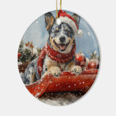 雪のクリスマスを許すそりの青いヒーラー犬 セラミックオーナメント (左)