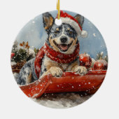 雪のクリスマスを許すそりの青いヒーラー犬 セラミックオーナメント (裏面)