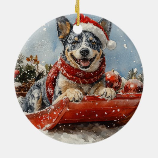 雪のクリスマスを許すそりの青いヒーラー犬 セラミックオーナメント (裏面)