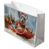 雪のクリスマスを許すそりの青いヒーラー犬 ラージペーパーバッグ (裏面アングル)