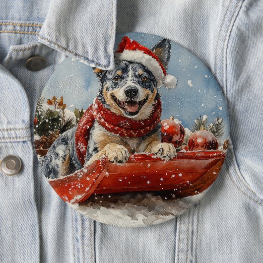 雪のクリスマスを許すそりの青いヒーラー犬 缶バッジ (インサイチュ)