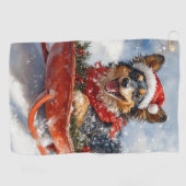 雪のクリスマスを許可するスロッジのベルギーシェパード ゴルフタオル (横)