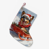 雪のクリスマスを許可するスロッジのベルギーシェパード スモールクリスマスストッキング (正面 (吊り時))
