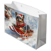 雪のクリスマスを許可するスロッジのベルギーシェパード ラージペーパーバッグ (裏面アングル)