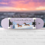雪のクリスマスを通してダックスシモノグラムのャンド スケートボード<br><div class="desc">このおもしろいスケートボードは、冬の雪の中を楽しんで走いる2つの活発なダックスシャントのを備えている。その上のキャプションはフェスティバルのプン「雪を通してダックスンズ」。かわいい写真は水色スタイルで、ボードの残りの部分はパステル薄紫色。個々の仕上げtouchの一端に表示されるモノグラムイニシャルでボードをパーソナライズ。</div>