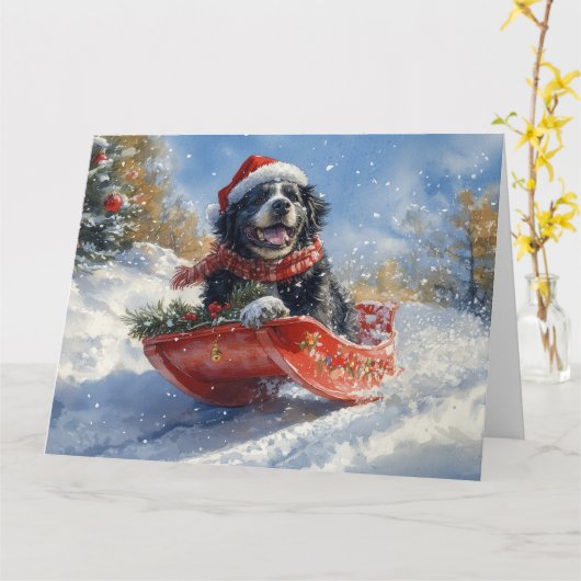 雪のクリスマスを過ごすスロッジのニューファンドランド犬 カード (黄色い花)