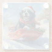 雪のクリスマスを過ごすスロッジのニューファンドランド犬 ガラスコースター (裏面)