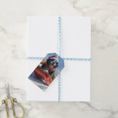 雪のクリスマスを過ごすスロッジのニューファンドランド犬 ギフトタグ (より糸付き)