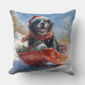 雪のクリスマスを過ごすスロッジのニューファンドランド犬 クッション (正面)