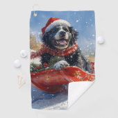 雪のクリスマスを過ごすスロッジのニューファンドランド犬 ゴルフタオル (インサイチュ)