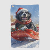 雪のクリスマスを過ごすスロッジのニューファンドランド犬 ゴルフタオル (正面)