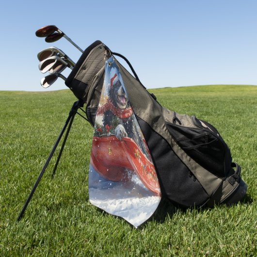 雪のクリスマスを過ごすスロッジのニューファンドランド犬 ゴルフタオル (グリーン)