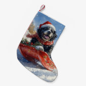 雪のクリスマスを過ごすスロッジのニューファンドランド犬 スモールクリスマスストッキング (正面 (吊り時))