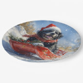 雪のクリスマスを過ごすスロッジのニューファンドランド犬 ペーパープレート (アングル)