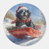 雪のクリスマスを過ごすスロッジのニューファンドランド犬 マグネット (正面)
