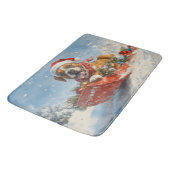 雪のクリスマスを過ごすソリに包まれたボクサー犬 バスマット (アングル)