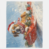 雪のクリスマスを過ごすソリに包まれたボクサー犬 フリースブランケット (正面)