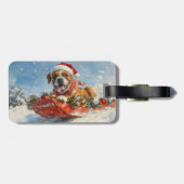 雪のクリスマスを過ごすソリに包まれたボクサー犬 ラゲッジタグ (裏面横)