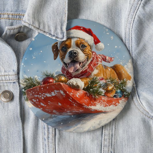 雪のクリスマスを過ごすソリに包まれたボクサー犬 缶バッジ (インサイチュ)