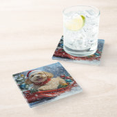 雪のクリスマスを過ごすソリのコックパウドッグ ガラスコースター (アングル)