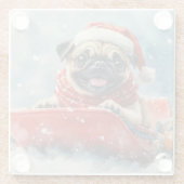 雪のクリスマスを過ごすソリのパグ犬 ガラスコースター (裏面)