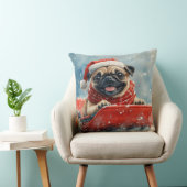 雪のクリスマスを過ごすソリのパグ犬 クッション (椅子)