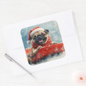 雪のクリスマスを過ごすソリのパグ犬 スクエアシール (封筒)