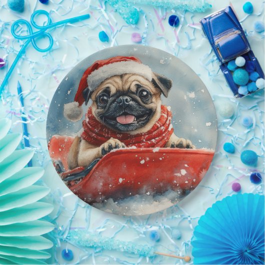 雪のクリスマスを過ごすソリのパグ犬 ペーパープレート (パーティー)