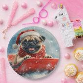 雪のクリスマスを過ごすソリのパグ犬 ペーパープレート (パーティー)