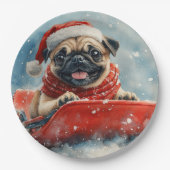 雪のクリスマスを過ごすソリのパグ犬 ペーパープレート (正面)